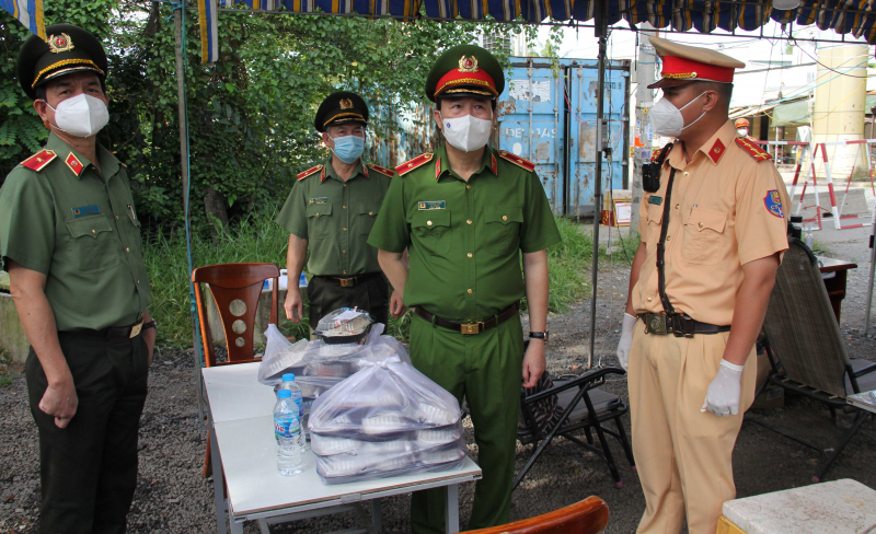Outstanding police officers in fighting COVID-19 praised -0