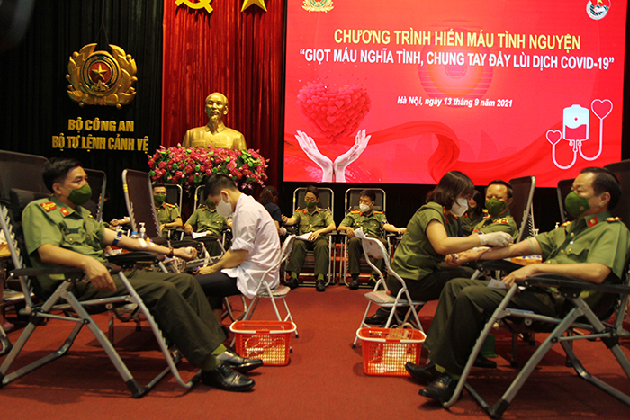 Thanh niên Cảnh vệ thể hiện lòng nhân ái, nghĩa cử cao đẹp -0