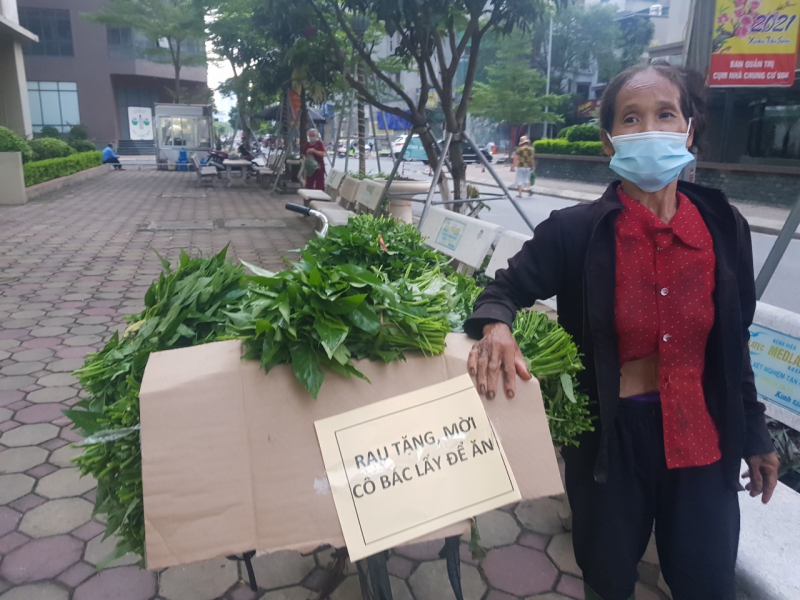 Chuyện hai người bán rau nghèo làm từ thiện -0