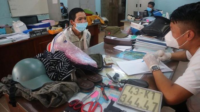 Dùng kéo đe dọa cướp xe máy bán mua ma túy sử dụng -0