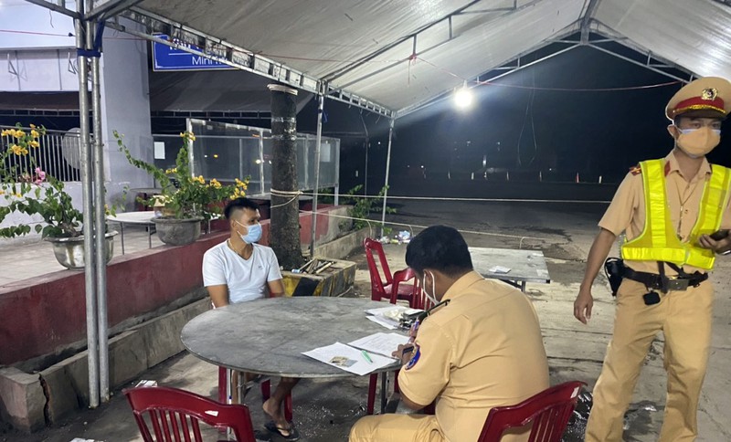 Phát hiện xe đông lạnh chở người về quê tránh dịch -0