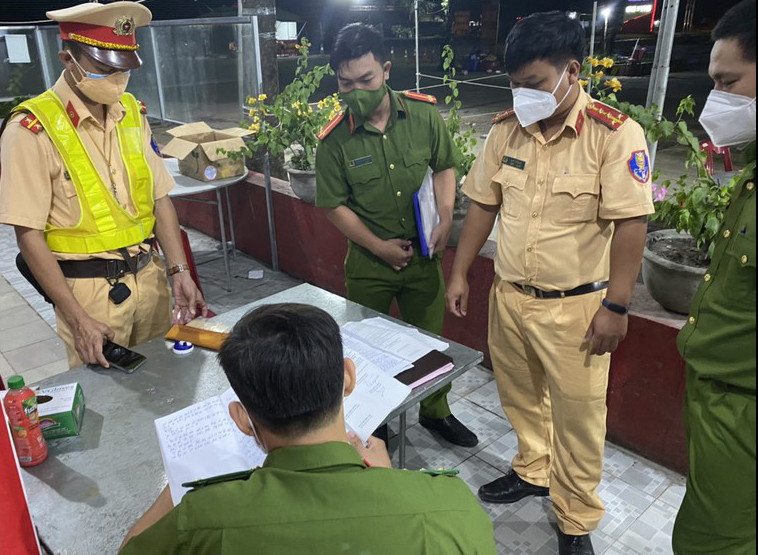 Phát hiện xe đông lạnh chở người về quê tránh dịch -0