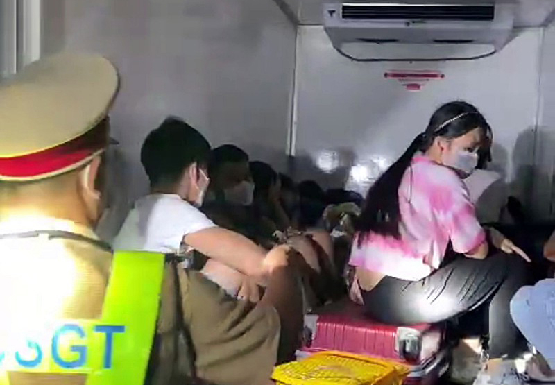 Phát hiện xe đông lạnh chở người về quê tránh dịch -0