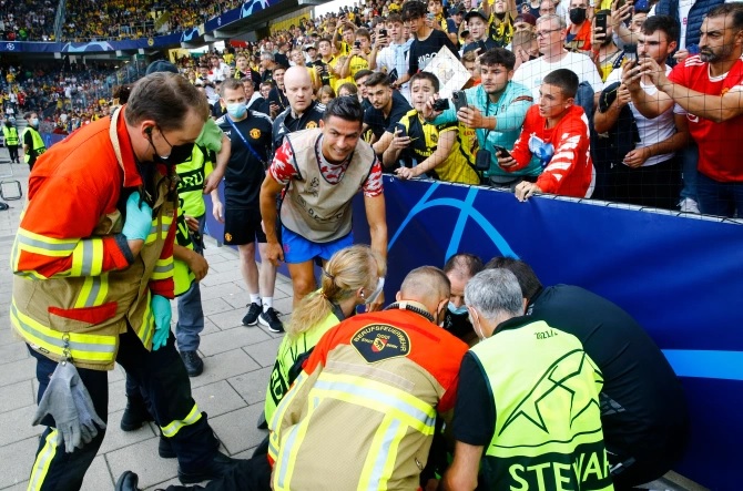 Ronaldo có hành động đẹp trong ngày Man Utd thua muối mặt -0