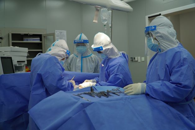 Phẫu thuật cấp cứu bệnh nhân COVID-19 bị u đại tràng -0