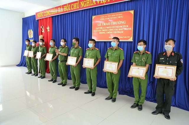 Hàng chục CBCS Công an Bình Dương được khen thưởng vì có thành tích xuất sắc… -0