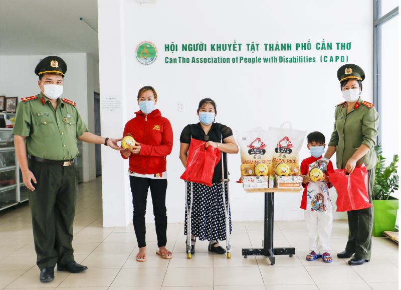 Công an TP Cần Thơ tặng quà Trung thu cho trẻ em khó khăn -0