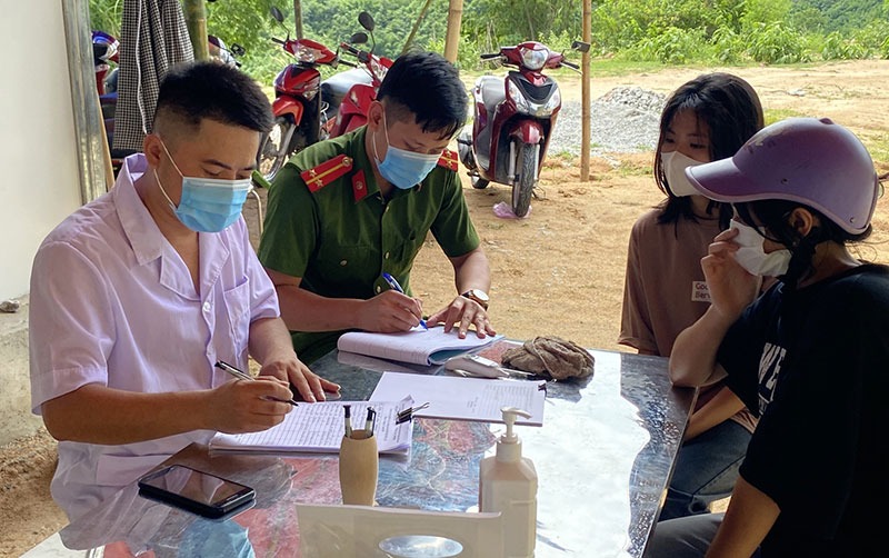 Muong Lat police ensure security and order while fighting pandemic -0