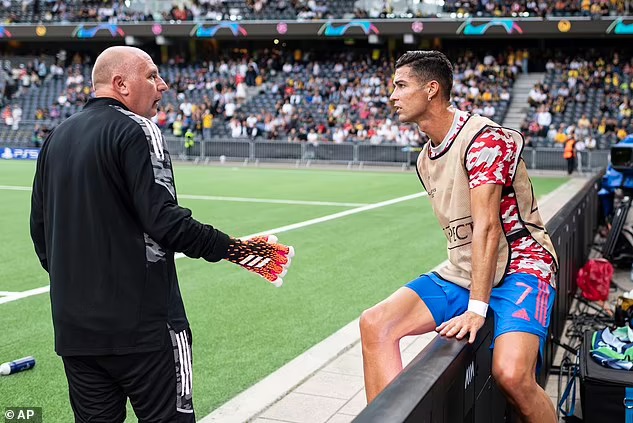 Ronaldo có hành động đẹp trong ngày Man Utd thua muối mặt -0
