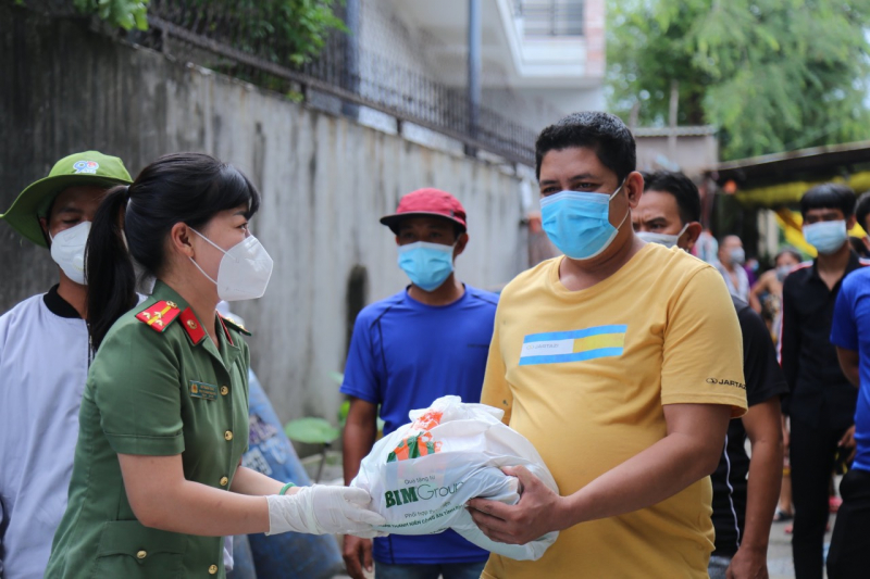 Đoàn thanh niên Công an tỉnh Bình Dương trao 4.000 phần quà cho gia đình khó khăn -2