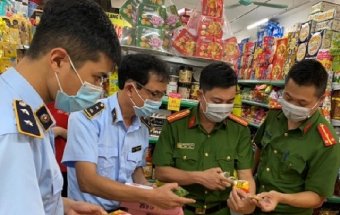 Liên tiếp xử phạt và tiêu hủy bánh trung thu không rõ nguồn gốc -0
