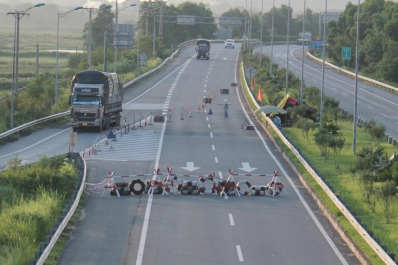 Xung quanh việc lái xe đi trên cao tốc bị “chặn đường” đề thu phí lượt: Tạm dừng không phải là miễn phí -0