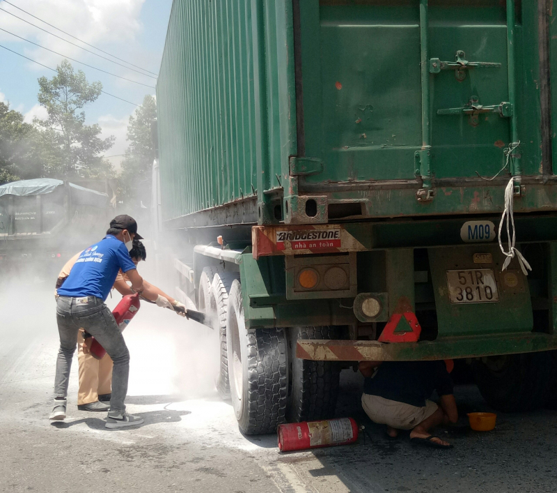 CSGT kịp thời dập tắt cháy lốp xe ô tô đầu kéo -0