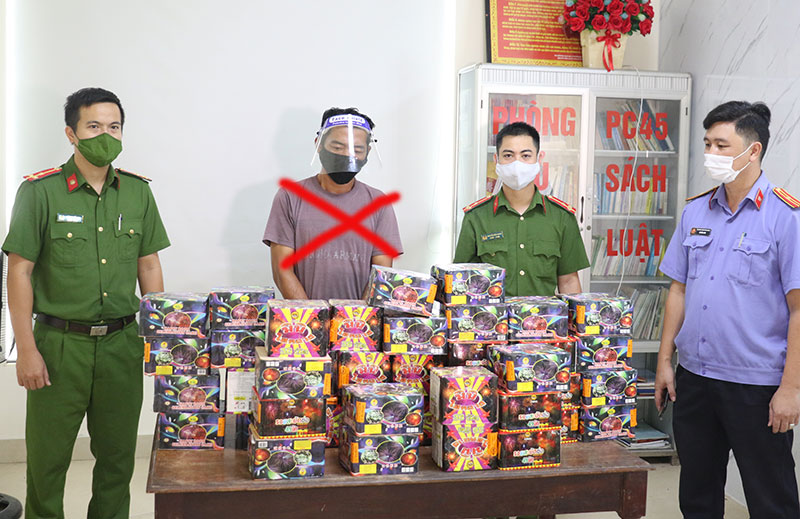 Bắt giữ lái xe tải buôn bán hơn 70kg pháo -0