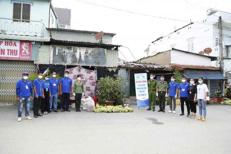 Đoàn thanh niên Công an tỉnh Bình Dương trao 4.000 phần quà cho gia đình khó khăn -3