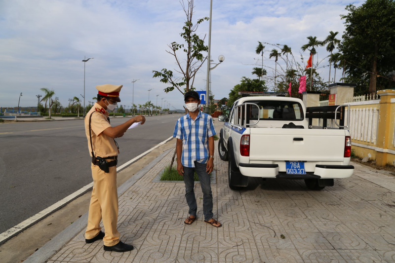 Quảng Ngãi:  CSGT phát hiện xe chở 8 hành khách bất chấp quy định phòng,  chống dịch Covid-19 -0