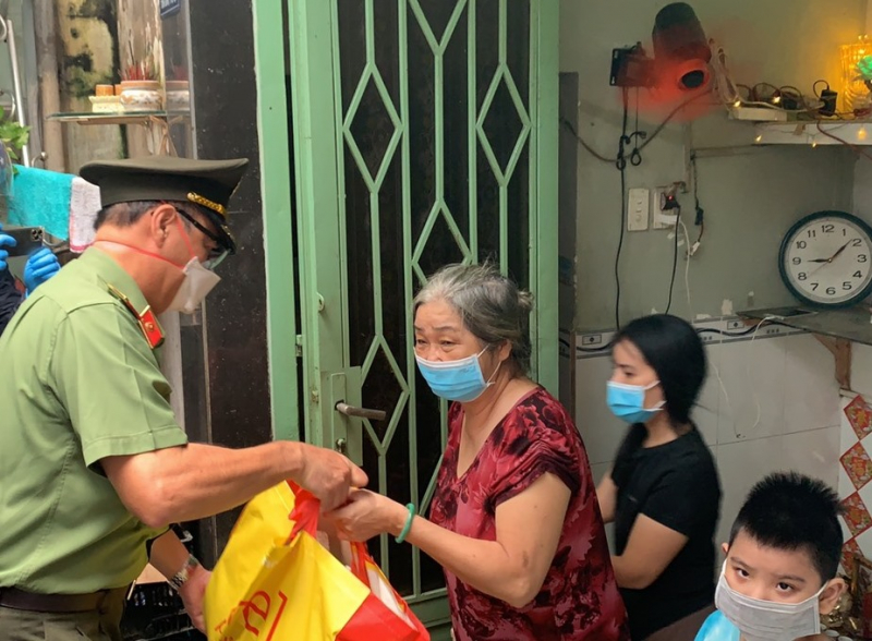 Công an TP Hồ Chí Minh tiếp tục trao “Hạt gạo nghĩa tình” cho người dân khó khăn -0