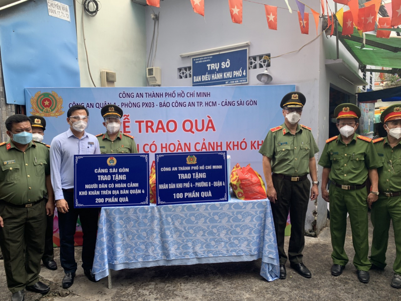Công an TP Hồ Chí Minh tiếp tục trao “Hạt gạo nghĩa tình” cho người dân khó khăn -0