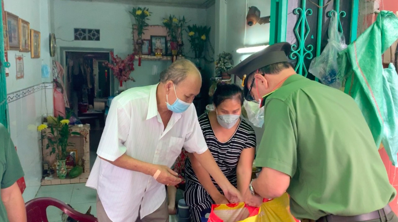 Công an TP Hồ Chí Minh tiếp tục trao “Hạt gạo nghĩa tình” cho người dân khó khăn -1