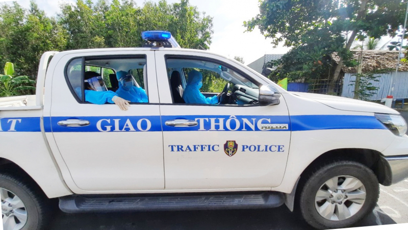 CSGT dùng xe đặc chủng đưa sản phụ đến bệnh viện an toàn -0