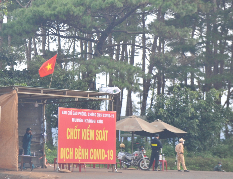 Nông dân lo lắng khi bị huyện “cấm” đi rẫy -0