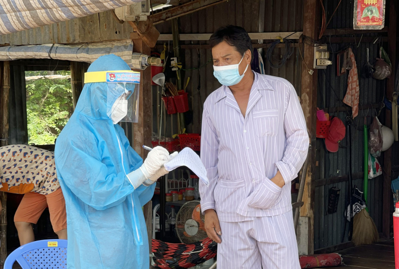 500 CBCS Công an An Giang mang theo trang thiết bị y tế và 50 tấn gạo vào “điểm nóng” giúp dân, dập dịch -0