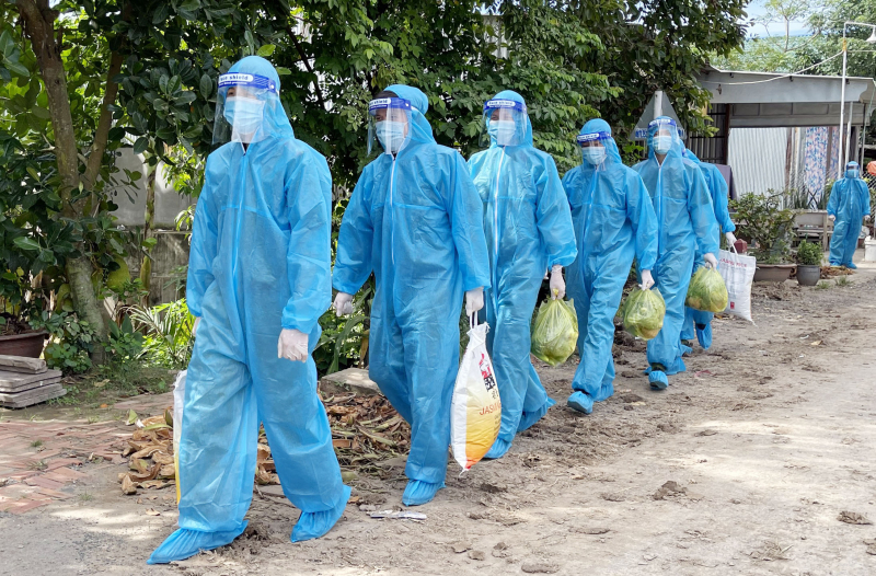 500 CBCS Công an An Giang mang theo trang thiết bị y tế và 50 tấn gạo vào “điểm nóng” giúp dân, dập dịch -0