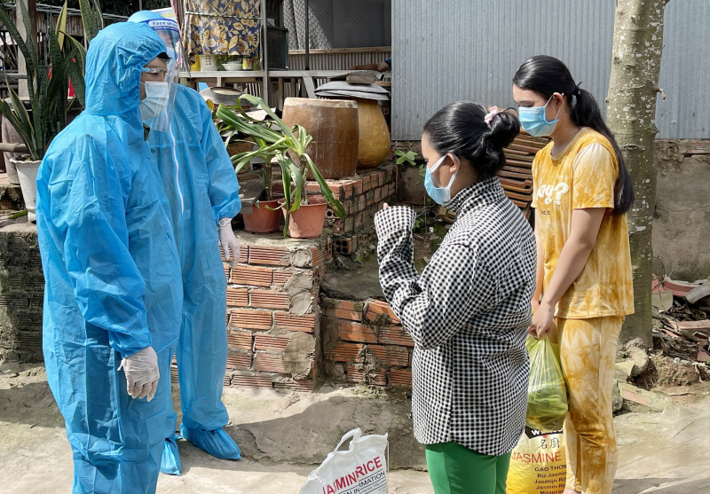 500 CBCS Công an An Giang mang theo trang thiết bị y tế và 50 tấn gạo vào “điểm nóng” giúp dân, dập dịch -1