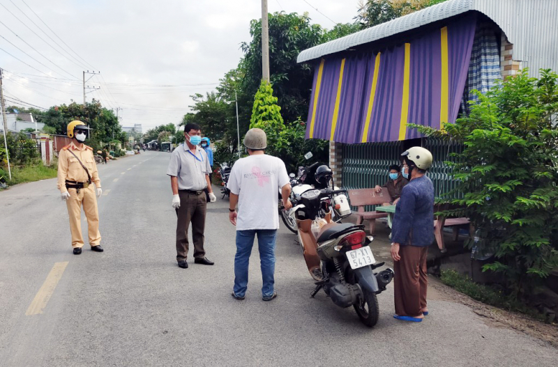 500 CBCS Công an An Giang mang theo trang thiết bị y tế và 50 tấn gạo vào “điểm nóng” giúp dân, dập dịch -1