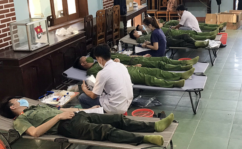 Công an vùng cao Nam Trà My hiến máu tình nguyện giữa mùa dịch COVID-19 -0