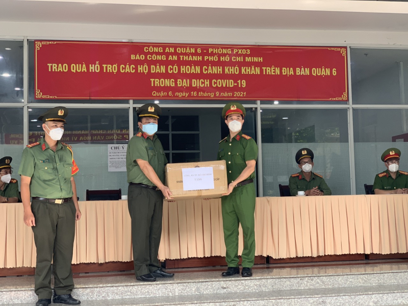 Công an TP Hồ Chí Minh thăm hỏi, tặng 1.000 phần quà cho người dân  -0
