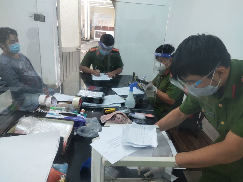 Mang súng công cụ hỗ trợ, ma túy trên xe ô tô “thông chốt” kiểm soát dịch -0