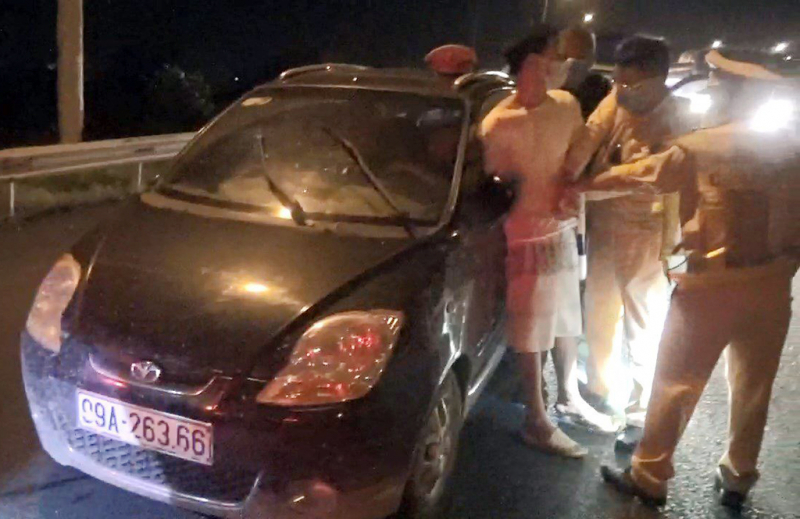 CSGT “đón lõng” trên cao tốc, bắt đối tượng bỏ trốn khỏi khu cách ly -0