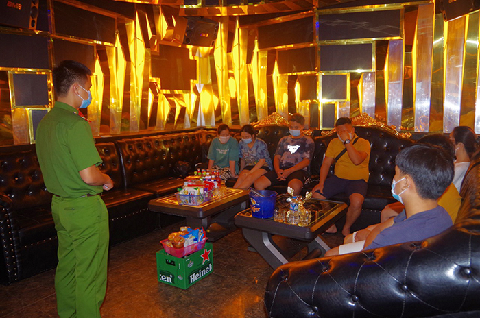 Trong mùa dịch bệnh COVID-19 vẫn cho hàng chục khách hát karaoke -0