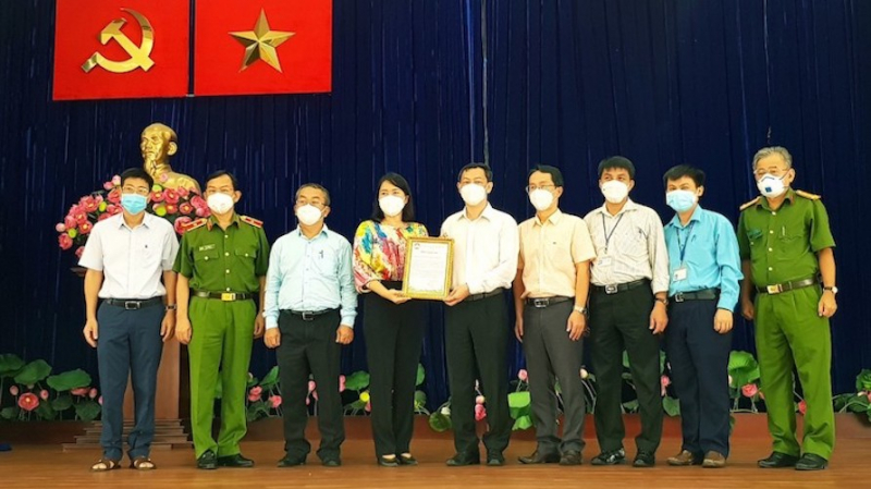 Trao tặng “Học bổng đỡ đầu” cho học sinh có người thân bị mất vì COVID-19  -0