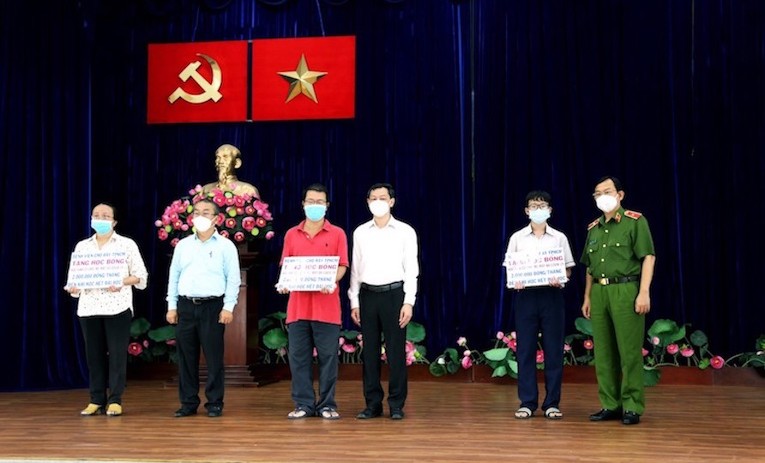 Trao tặng “Học bổng đỡ đầu” cho học sinh có người thân bị mất vì COVID-19  -0