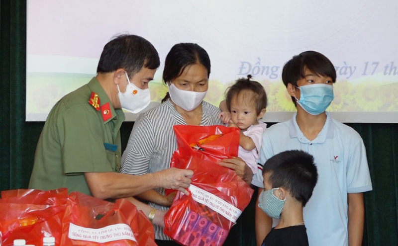 Giám đốc Công an tỉnh Quảng Bình thăm, tặng quà các cháu thiếu nhi -0