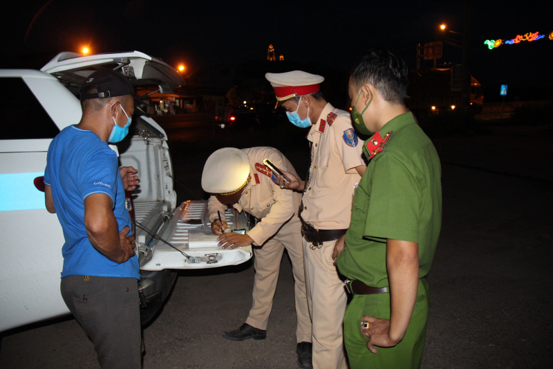 Vi phạm quy định chống dịch, lái xe còn livestream trên Facebook -0