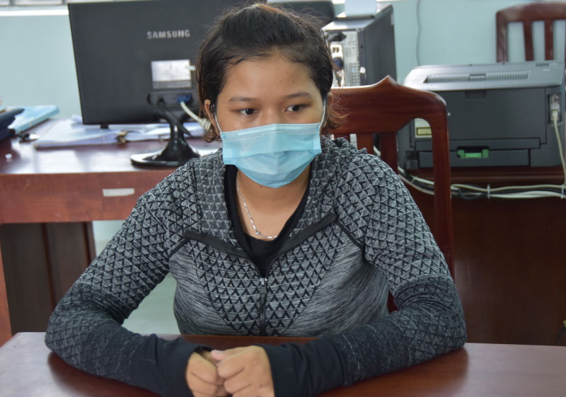 (NÓNG TRONG TUẦN) Tự chế giấy đi đường để “thông chốt”; cô gái 19 tuổi chuyên “giăng bẫy tình” -0