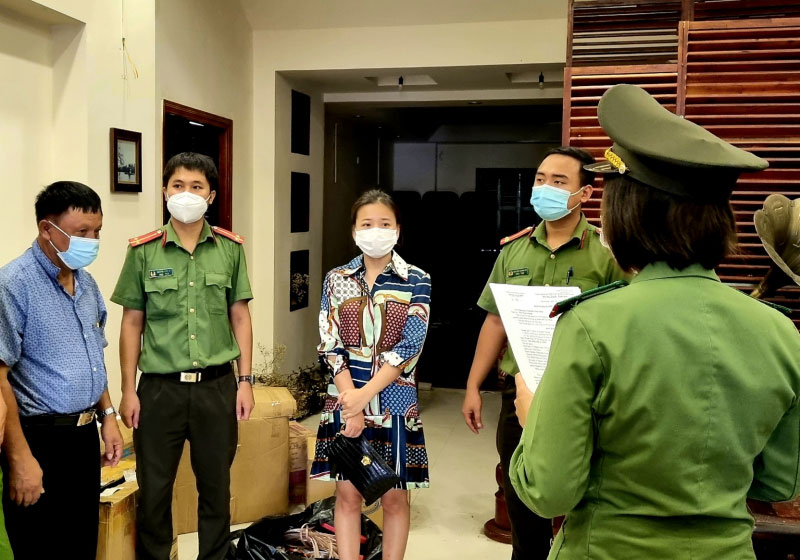 (NÓNG TRONG TUẦN) Tự chế giấy đi đường để “thông chốt”; cô gái 19 tuổi chuyên “giăng bẫy tình” -0