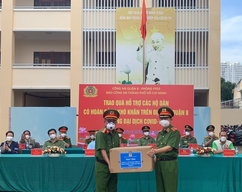 Công an TP Hồ Chí Minh tiếp tục trao tặng 2.750 phần quà cho người dân khó khăn  -0