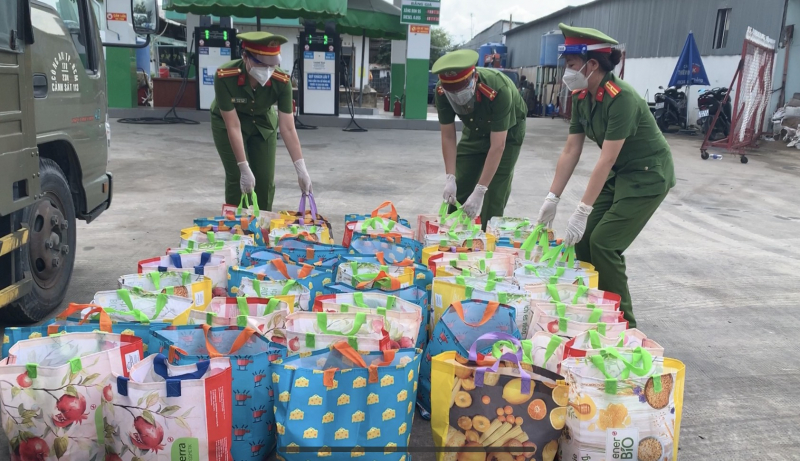 Công an TP Hồ Chí Minh tiếp tục trao tặng 2.750 phần quà cho người dân khó khăn  -0