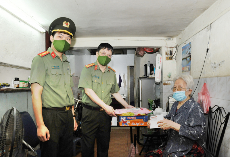 Chia sẻ khó khăn, hỗ trợ thiết thực cho người dân cùng vượt qua đại dịch -1