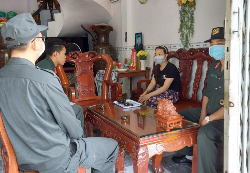 Chiến sỹ Cảnh sát cơ động nén đau, tổ chức tang lễ muộn cho cha sau 2 tuần -0