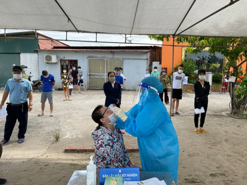 Thêm bé 1 tuổi dương tính liên quan đến ổ dịch ở quận Long Biên -0