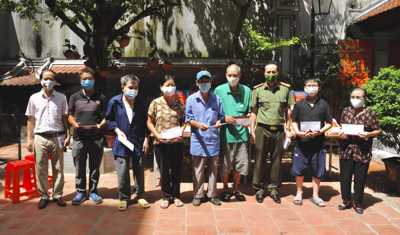 Chia sẻ khó khăn, hỗ trợ thiết thực cho người dân cùng vượt qua đại dịch -1