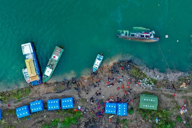 Lật tàu chờ học sinh ở Trung Quốc, ít nhất 9 người thiệt mạng -0