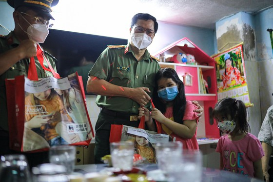 Công an TP Hồ Chí Minh trao 1.000 phần quà cho trẻ mồ côi, khó khăn  -0