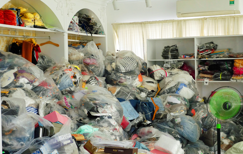 Cơ sở kinh doanh chứa trên 14.400 sản phẩm không rõ nguồn gốc và nhập lậu -0