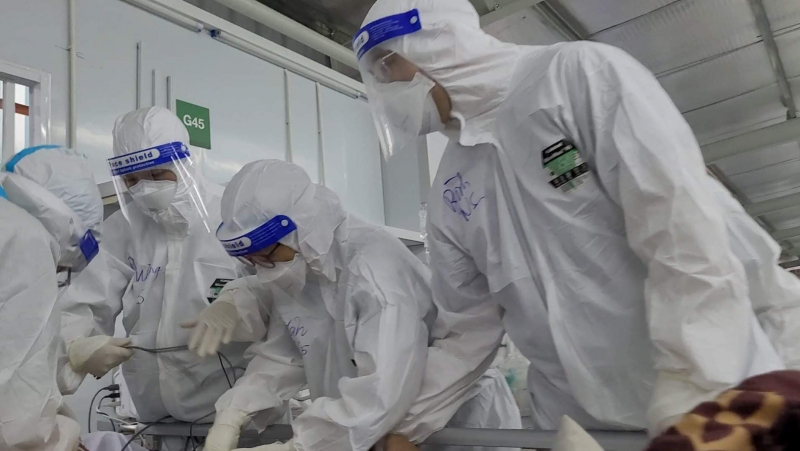 Những ca “ép tim” giành giật sự sống cho bệnh nhân COVID-19 -0